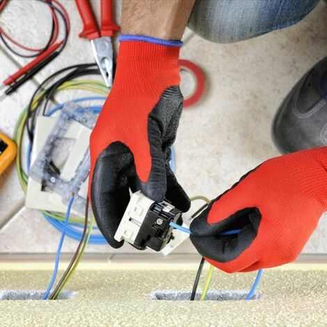 コンセントのチェックをする作業員