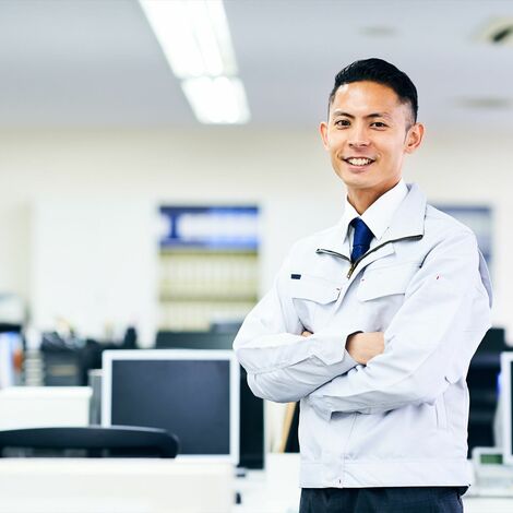 腕を組む男性スタッフ