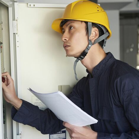 配電盤の確認を行うスタッフ