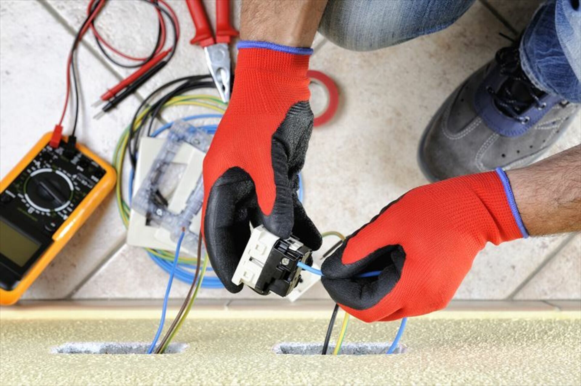 コンセントのチェックをする作業員