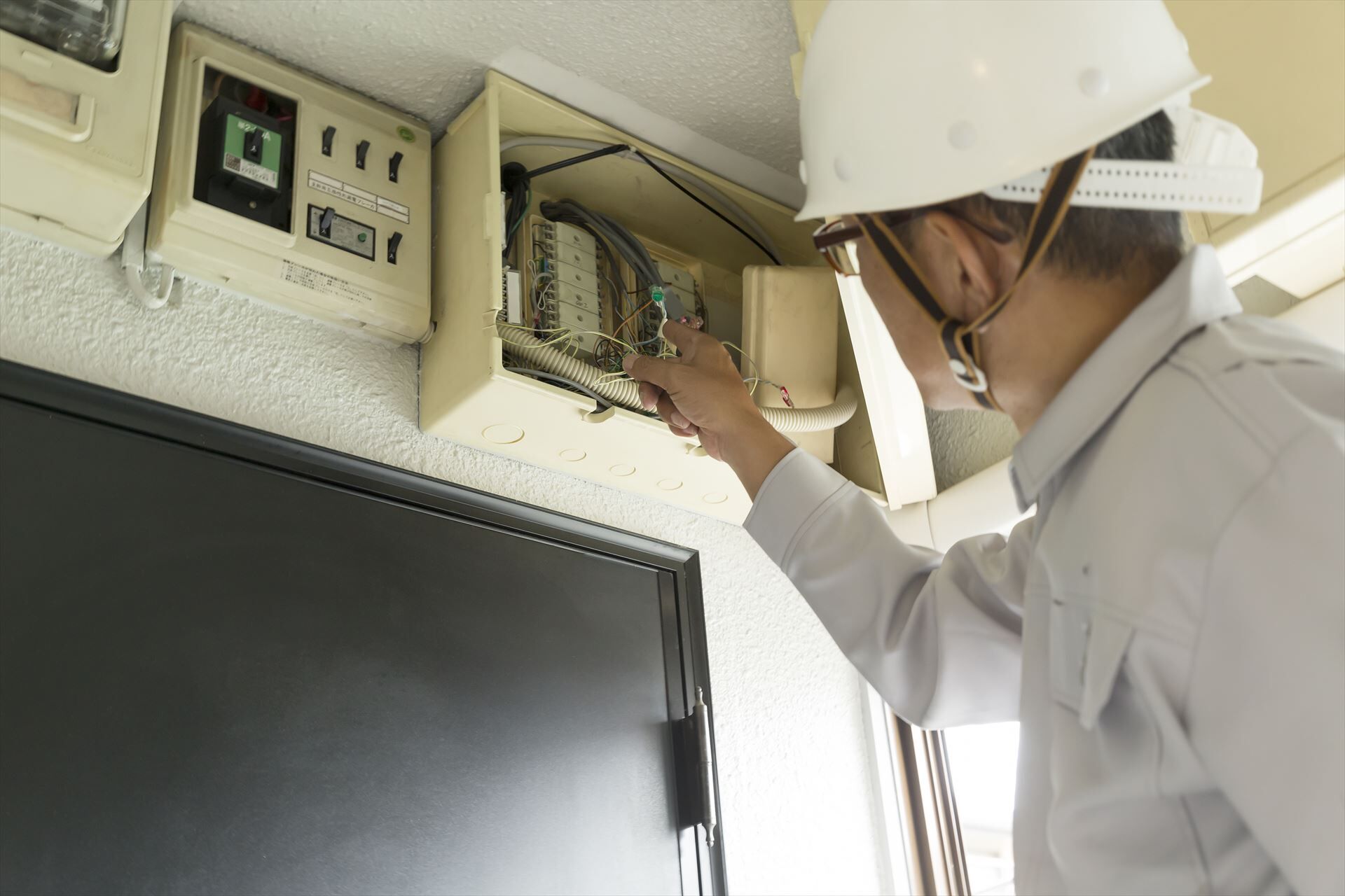 ブレーカーをチェックするスタッフ