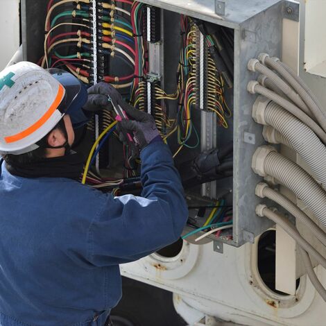 配線板を確認する作業員