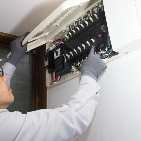ブレーカーの点検をするスタッフ